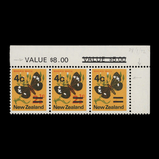New Zealand 1971 (Variety) 4c/2½c Magpie Moth strip with red partially missing